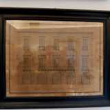 Sul muro a destra dell�ingresso ci colpiscono due antiche raffigurazioni. Una riproduce il prospetto del palazzo con la data del 24 agosto 1838, quando Nicola Giotta lo acquist� da Giuseppe Fanelli